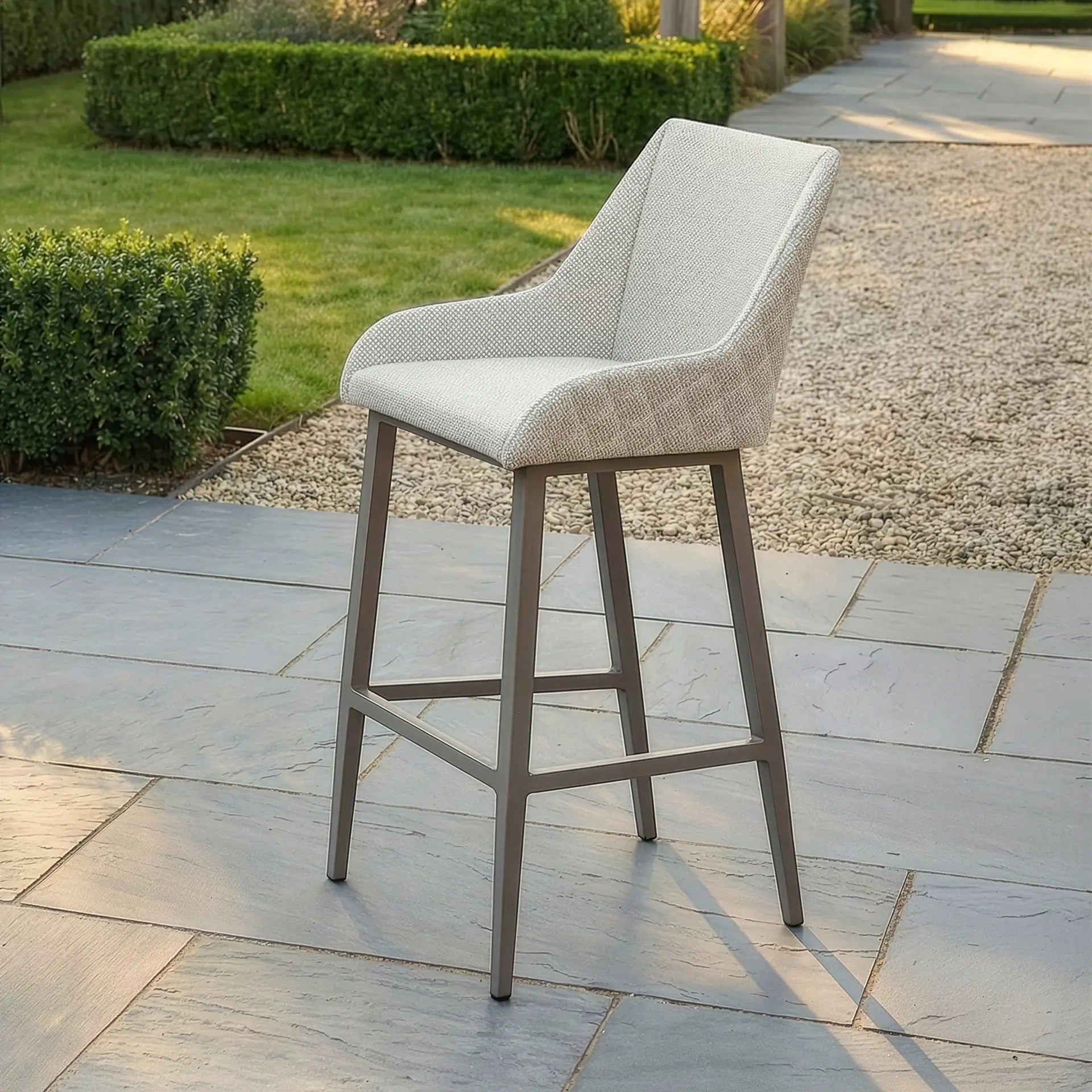 Discover Maze Regal Round Bar Set footrests included
