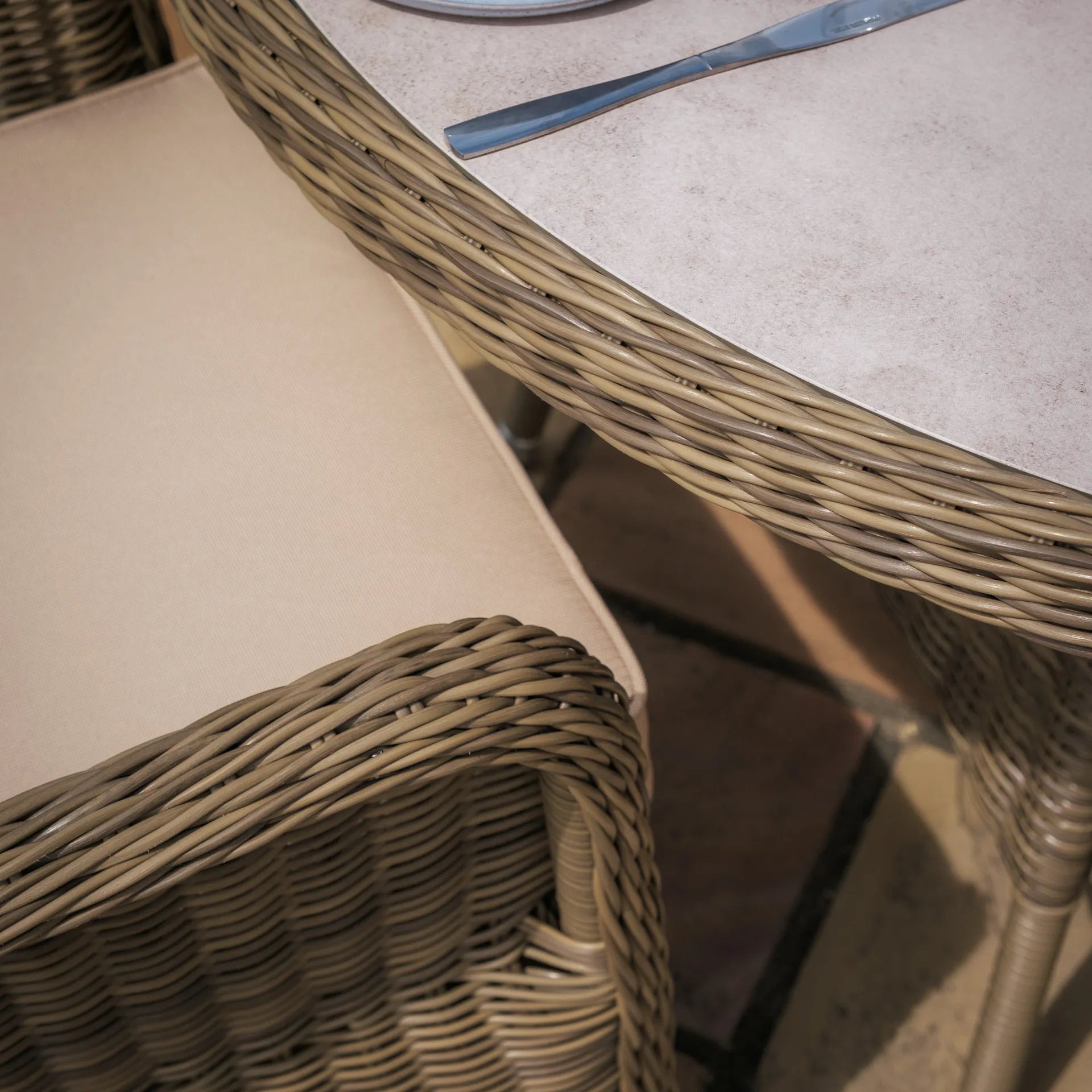 High quality powder coated aluminum frame rattan round table and 4 heritage chairs UK